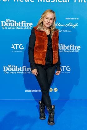 06.11.2025. Düsseldorf. Der Musical-Hit Mrs. Doubtfire feiert Deutschland- Premiere in seiner neuen, deutschen Inszenierung des englischen Blockbusters. Ende 2021 am New Yorker Broadway uraufgeführt, verzauberte die Adaption der weltweit erfolgreichen Hollywood-Komödie mit Robin Williams schon von Mai 2023 bis Ende April 2025 das Londoner West End. Im Düsseldorfer Capitol Theater wird Mrs. Doubtfire bis mindestens 12. April 2026 für viele herzerwärmende Momente sorgen. Hier: Dorkas Kiefer (Schauspielerin) Düsseldorf Capitol Theater Nordrhein-Westfalen Deutschland