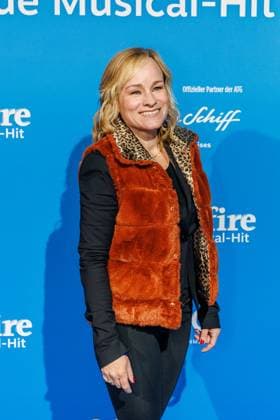 06.11.2025. Düsseldorf. Der Musical-Hit Mrs. Doubtfire feiert Deutschland- Premiere in seiner neuen, deutschen Inszenierung des englischen Blockbusters. Ende 2021 am New Yorker Broadway uraufgeführt, verzauberte die Adaption der weltweit erfolgreichen Hollywood-Komödie mit Robin Williams schon von Mai 2023 bis Ende April 2025 das Londoner West End. Im Düsseldorfer Capitol Theater wird Mrs. Doubtfire bis mindestens 12. April 2026 für viele herzerwärmende Momente sorgen. Hier: Dorkas Kiefer (Schauspielerin) Düsseldorf Capitol Theater Nordrhein-Westfalen Deutschland
