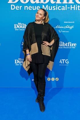 06.11.2025. Düsseldorf. Der Musical-Hit Mrs. Doubtfire feiert Deutschland- Premiere in seiner neuen, deutschen Inszenierung des englischen Blockbusters. Ende 2021 am New Yorker Broadway uraufgeführt, verzauberte die Adaption der weltweit erfolgreichen Hollywood-Komödie mit Robin Williams schon von Mai 2023 bis Ende April 2025 das Londoner West End. Im Düsseldorfer Capitol Theater wird Mrs. Doubtfire bis mindestens 12. April 2026 für viele herzerwärmende Momente sorgen. Hier: Gast Düsseldorf Capitol Theater Nordrhein-Westfalen Deutschland