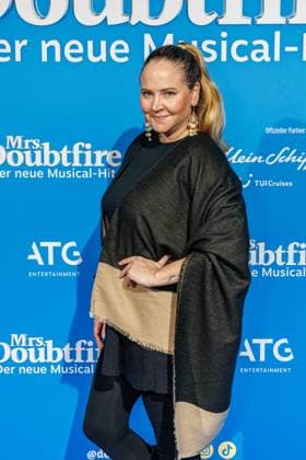 06.11.2025. Düsseldorf. Der Musical-Hit Mrs. Doubtfire feiert Deutschland- Premiere in seiner neuen, deutschen Inszenierung des englischen Blockbusters. Ende 2021 am New Yorker Broadway uraufgeführt, verzauberte die Adaption der weltweit erfolgreichen Hollywood-Komödie mit Robin Williams schon von Mai 2023 bis Ende April 2025 das Londoner West End. Im Düsseldorfer Capitol Theater wird Mrs. Doubtfire bis mindestens 12. April 2026 für viele herzerwärmende Momente sorgen. Hier: Gast Düsseldorf Capitol Theater Nordrhein-Westfalen Deutschland