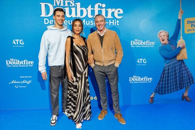 06.11.2025. Düsseldorf. Der Musical-Hit Mrs. Doubtfire feiert Deutschland- Premiere in seiner neuen, deutschen Inszenierung des englischen Blockbusters. Ende 2021 am New Yorker Broadway uraufgeführt, verzauberte die Adaption der weltweit erfolgreichen Hollywood-Komödie mit Robin Williams schon von Mai 2023 bis Ende April 2025 das Londoner West End. Im Düsseldorfer Capitol Theater wird Mrs. Doubtfire bis mindestens 12. April 2026 für viele herzerwärmende Momente sorgen. Hier: Diego, Verona und Franjo Pooth (Ambassador-Familie Mrs. Doubtfire) Düsseldorf Capitol Theater Nordrhein-Westfalen Deutschland