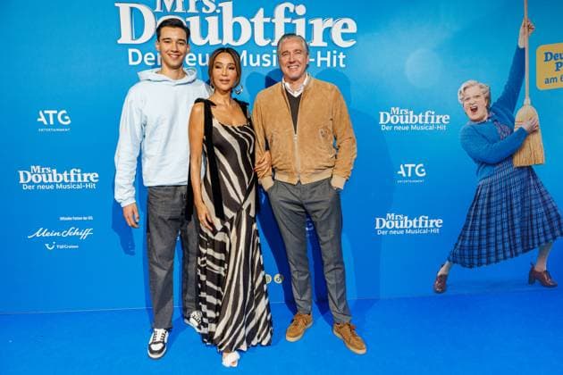 06.11.2025. Düsseldorf. Der Musical-Hit Mrs. Doubtfire feiert Deutschland- Premiere in seiner neuen, deutschen Inszenierung des englischen Blockbusters. Ende 2021 am New Yorker Broadway uraufgeführt, verzauberte die Adaption der weltweit erfolgreichen Hollywood-Komödie mit Robin Williams schon von Mai 2023 bis Ende April 2025 das Londoner West End. Im Düsseldorfer Capitol Theater wird Mrs. Doubtfire bis mindestens 12. April 2026 für viele herzerwärmende Momente sorgen. Hier: Diego, Verona und Franjo Pooth (Ambassador-Familie Mrs. Doubtfire) Düsseldorf Capitol Theater Nordrhein-Westfalen Deutschland