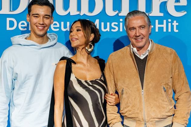06.11.2025. Düsseldorf. Der Musical-Hit Mrs. Doubtfire feiert Deutschland- Premiere in seiner neuen, deutschen Inszenierung des englischen Blockbusters. Ende 2021 am New Yorker Broadway uraufgeführt, verzauberte die Adaption der weltweit erfolgreichen Hollywood-Komödie mit Robin Williams schon von Mai 2023 bis Ende April 2025 das Londoner West End. Im Düsseldorfer Capitol Theater wird Mrs. Doubtfire bis mindestens 12. April 2026 für viele herzerwärmende Momente sorgen. Hier: Diego, Verona und Franjo Pooth (Ambassador-Familie Mrs. Doubtfire) Düsseldorf Capitol Theater Nordrhein-Westfalen Deutschland