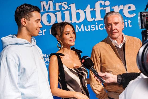 06.11.2025. Düsseldorf. Der Musical-Hit Mrs. Doubtfire feiert Deutschland- Premiere in seiner neuen, deutschen Inszenierung des englischen Blockbusters. Ende 2021 am New Yorker Broadway uraufgeführt, verzauberte die Adaption der weltweit erfolgreichen Hollywood-Komödie mit Robin Williams schon von Mai 2023 bis Ende April 2025 das Londoner West End. Im Düsseldorfer Capitol Theater wird Mrs. Doubtfire bis mindestens 12. April 2026 für viele herzerwärmende Momente sorgen. Hier: Diego, Verona und Franjo Pooth (Ambassador-Familie Mrs. Doubtfire) Düsseldorf Capitol Theater Nordrhein-Westfalen Deutschland