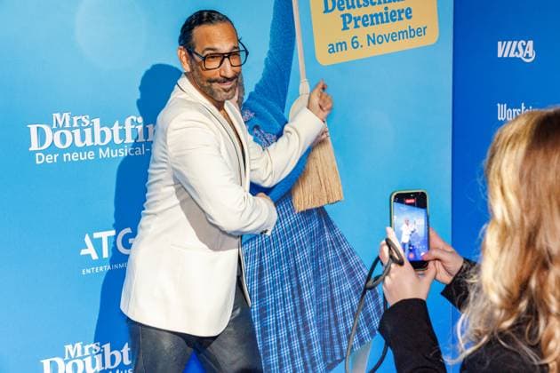06.11.2025. Düsseldorf. Der Musical-Hit Mrs. Doubtfire feiert Deutschland- Premiere in seiner neuen, deutschen Inszenierung des englischen Blockbusters. Ende 2021 am New Yorker Broadway uraufgeführt, verzauberte die Adaption der weltweit erfolgreichen Hollywood-Komödie mit Robin Williams schon von Mai 2023 bis Ende April 2025 das Londoner West End. Im Düsseldorfer Capitol Theater wird Mrs. Doubtfire bis mindestens 12. April 2026 für viele herzerwärmende Momente sorgen. Hier: Massimo Sinato (Profitänzer) Düsseldorf Capitol Theater Nordrhein-Westfalen Deutschland