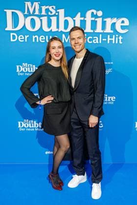 06.11.2025. Düsseldorf. Der Musical-Hit Mrs. Doubtfire feiert Deutschland- Premiere in seiner neuen, deutschen Inszenierung des englischen Blockbusters. Ende 2021 am New Yorker Broadway uraufgeführt, verzauberte die Adaption der weltweit erfolgreichen Hollywood-Komödie mit Robin Williams schon von Mai 2023 bis Ende April 2025 das Londoner West End. Im Düsseldorfer Capitol Theater wird Mrs. Doubtfire bis mindestens 12. April 2026 für viele herzerwärmende Momente sorgen. Hier:Markus Rehm (Para-Leichtathlet) mit Begleitung Düsseldorf Capitol Theater Nordrhein-Westfalen Deutschland