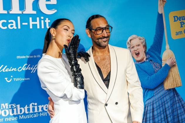 06.11.2025. Düsseldorf. Der Musical-Hit Mrs. Doubtfire feiert Deutschland- Premiere in seiner neuen, deutschen Inszenierung des englischen Blockbusters. Ende 2021 am New Yorker Broadway uraufgeführt, verzauberte die Adaption der weltweit erfolgreichen Hollywood-Komödie mit Robin Williams schon von Mai 2023 bis Ende April 2025 das Londoner West End. Im Düsseldorfer Capitol Theater wird Mrs. Doubtfire bis mindestens 12. April 2026 für viele herzerwärmende Momente sorgen. Hier: Rebecca Mir (Moderatorin, Model) und Massimo Sinato (Profitänzer) Düsseldorf Capitol Theater Nordrhein-Westfalen Deutschland