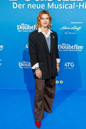 06.11.2025. Düsseldorf. Der Musical-Hit Mrs. Doubtfire feiert Deutschland- Premiere in seiner neuen, deutschen Inszenierung des englischen Blockbusters. Ende 2021 am New Yorker Broadway uraufgeführt, verzauberte die Adaption der weltweit erfolgreichen Hollywood-Komödie mit Robin Williams schon von Mai 2023 bis Ende April 2025 das Londoner West End. Im Düsseldorfer Capitol Theater wird Mrs. Doubtfire bis mindestens 12. April 2026 für viele herzerwärmende Momente sorgen. Hier: Sinje Irslinger (Schauspielerin) Düsseldorf Capitol Theater Nordrhein-Westfalen Deutschland