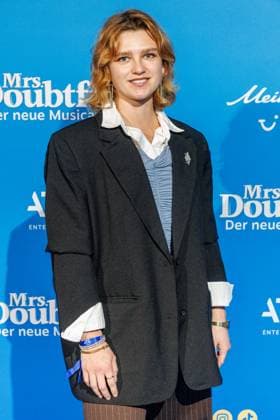 06.11.2025. Düsseldorf. Der Musical-Hit Mrs. Doubtfire feiert Deutschland- Premiere in seiner neuen, deutschen Inszenierung des englischen Blockbusters. Ende 2021 am New Yorker Broadway uraufgeführt, verzauberte die Adaption der weltweit erfolgreichen Hollywood-Komödie mit Robin Williams schon von Mai 2023 bis Ende April 2025 das Londoner West End. Im Düsseldorfer Capitol Theater wird Mrs. Doubtfire bis mindestens 12. April 2026 für viele herzerwärmende Momente sorgen. Hier: Sinje Irslinger (Schauspielerin) Düsseldorf Capitol Theater Nordrhein-Westfalen Deutschland