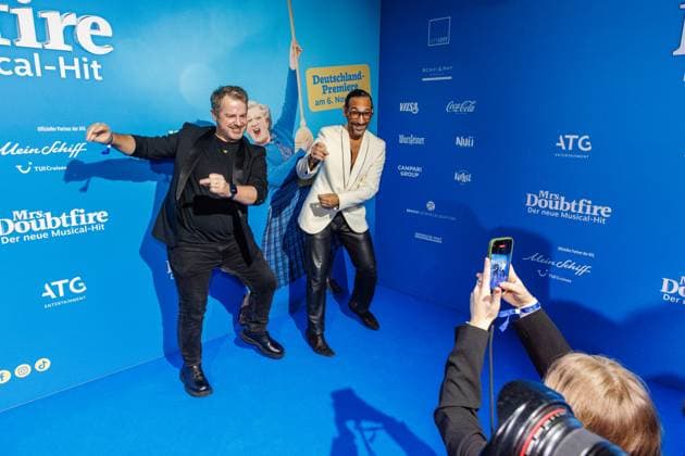 06.11.2025. Düsseldorf. Der Musical-Hit Mrs. Doubtfire feiert Deutschland- Premiere in seiner neuen, deutschen Inszenierung des englischen Blockbusters. Ende 2021 am New Yorker Broadway uraufgeführt, verzauberte die Adaption der weltweit erfolgreichen Hollywood-Komödie mit Robin Williams schon von Mai 2023 bis Ende April 2025 das Londoner West End. Im Düsseldorfer Capitol Theater wird Mrs. Doubtfire bis mindestens 12. April 2026 für viele herzerwärmende Momente sorgen. Hier: Massimo Sinato (r.) und Begleiter (l.) Düsseldorf Capitol Theater Nordrhein-Westfalen Deutschland