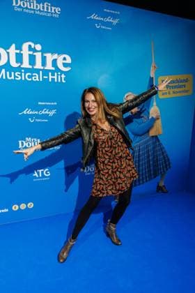 06.11.2025. Düsseldorf. Der Musical-Hit Mrs. Doubtfire feiert Deutschland- Premiere in seiner neuen, deutschen Inszenierung des englischen Blockbusters. Ende 2021 am New Yorker Broadway uraufgeführt, verzauberte die Adaption der weltweit erfolgreichen Hollywood-Komödie mit Robin Williams schon von Mai 2023 bis Ende April 2025 das Londoner West End. Im Düsseldorfer Capitol Theater wird Mrs. Doubtfire bis mindestens 12. April 2026 für viele herzerwärmende Momente sorgen. Hier: Mara Bergmann (Moderatorin) Düsseldorf Capitol Theater Nordrhein-Westfalen Deutschland
