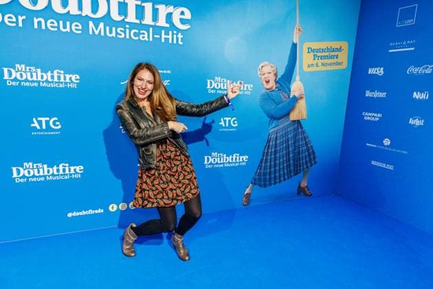 06.11.2025. Düsseldorf. Der Musical-Hit Mrs. Doubtfire feiert Deutschland- Premiere in seiner neuen, deutschen Inszenierung des englischen Blockbusters. Ende 2021 am New Yorker Broadway uraufgeführt, verzauberte die Adaption der weltweit erfolgreichen Hollywood-Komödie mit Robin Williams schon von Mai 2023 bis Ende April 2025 das Londoner West End. Im Düsseldorfer Capitol Theater wird Mrs. Doubtfire bis mindestens 12. April 2026 für viele herzerwärmende Momente sorgen. Hier: Mara Bergmann (Moderatorin) Düsseldorf Capitol Theater Nordrhein-Westfalen Deutschland