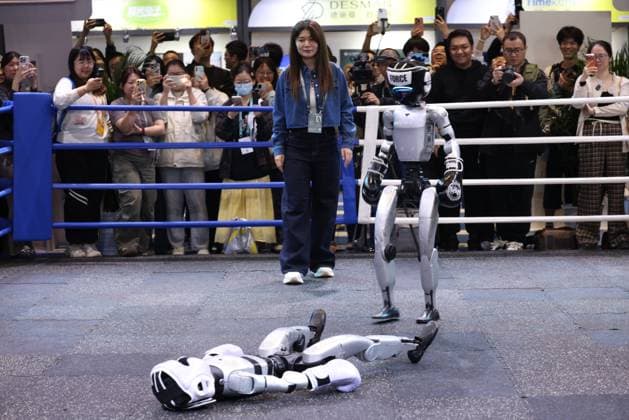 WUZHEN, CHINA - NOVEMBER 06: Robots of Unitree Robotics compete in a boxing match at the 2025 World Internet Conference (2025 WIC) Light of Internet Expo on November 6, 2025 in Wuzhen, Jiaxing City, Zhejiang Province of China. The expo kicked off here on November 6, showcasing more than 1,000 cutting-edge AI technology products from over 600 domestic and overseas enterprises.  Copyright: xVCGx 111602305344