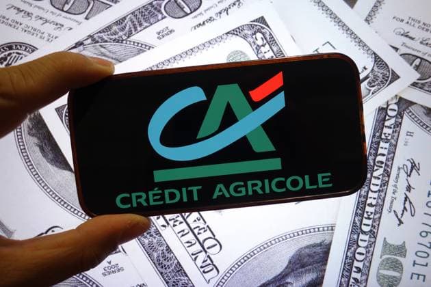 Photo illustration in Poland - 28 Sep 2025 In this photo illustration, the Credit Agricole company logo is seen displayed on a smartphone screen. Poland Copyright: xPiotrxSwatx xSOPAxImagesx PSWAT_DSC04704