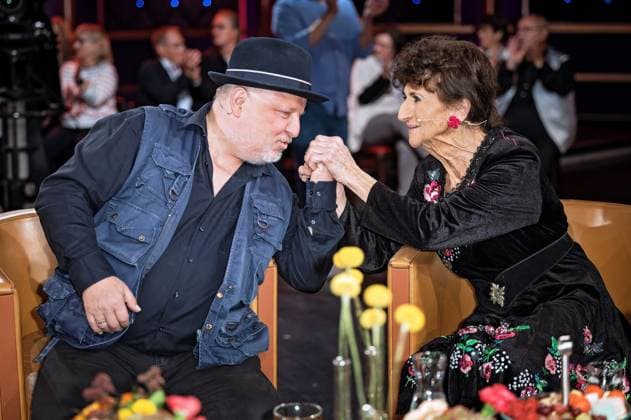 MDR - Riverboat. Schauspieler Axel Prahl und Sängerin und Jodlerin Susi Schuster anläßlich der Aufzeichnung der MDR - Talkshow Riverboat am 06.11.2025 in der Mediacity Leipzig. 20251106SFL0006