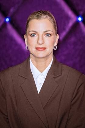 MDR - Riverboat. Comedian Laura Larsson anläßlich der Aufzeichnung der MDR - Talkshow Riverboat am 06.11.2025 in der Mediacity Leipzig. 20251106SFL0035