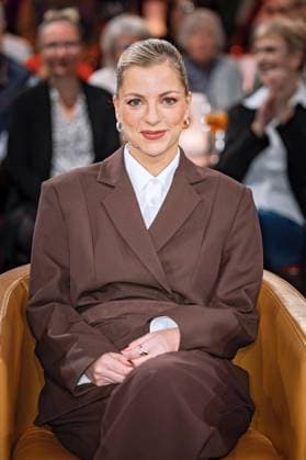 MDR - Riverboat. Comedian Laura Larsson anläßlich der Aufzeichnung der MDR - Talkshow Riverboat am 06.11.2025 in der Mediacity Leipzig. 20251106SFL0044