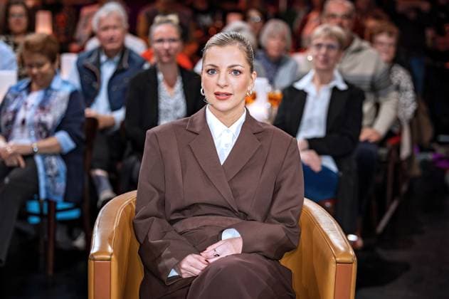 MDR - Riverboat. Comedian Laura Larsson anläßlich der Aufzeichnung der MDR - Talkshow Riverboat am 06.11.2025 in der Mediacity Leipzig. 20251106SFL0047