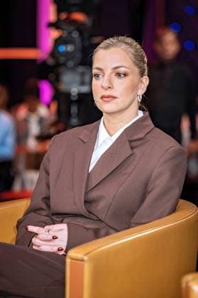 MDR - Riverboat. Comedian Laura Larsson anläßlich der Aufzeichnung der MDR - Talkshow Riverboat am 06.11.2025 in der Mediacity Leipzig. 20251106SFL0053