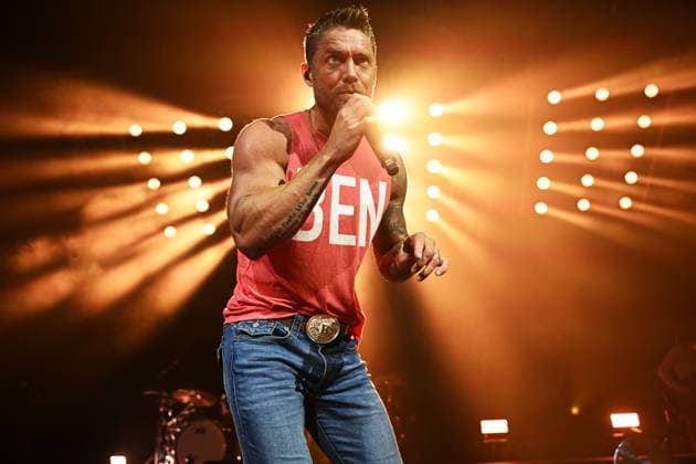 Brett Young performing at Eventim Apollo in London LONDON, ENGLAND - NOVEMBER 06: Brett Young performing at Eventim Apollo on November 06, 2025 in London, England. CAP MAR MAR Great Britain Copyright: xMartinxHarris CapitalxPicturesx