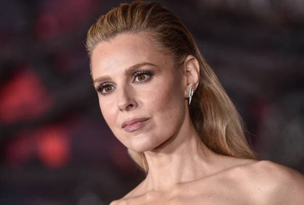 ˜Stranger Things 5™ World Premiere Cara Buono arriving to the Stranger Things 5™ world premiere held at the TCL Chinese Theatre on November 6, 2025 in Hollywood, Ca. Hollywood TCL Chinese Theatre California USA Copyright: xLISAxOConnor xAFF-USA.COMx