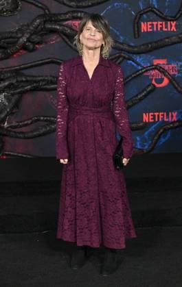 ˜Stranger Things 5™ World Premiere Linda Hamilton arriving to the Stranger Things 5™ world premiere held at the TCL Chinese Theatre on November 6, 2025 in Hollywood, Ca. Hollywood TCL Chinese Theatre California USA Copyright: xLISAxOConnor xAFF-USA.COMx