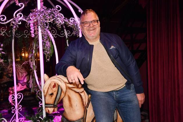 Elton bei der Teatro - Secret Garden Premiere am 6.11.2025 im Spiegelpalast in Muenchen Teatro Dinnershow Secret Garden Gala Premiere 2025 in Muenchen