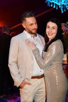 Anita Eichhorn und ihr Freund Alex bei der Teatro - Secret Garden Premiere am 6.11.2025 im Spiegelpalast in Muenchen Teatro Dinnershow Secret Garden Gala Premiere 2025 in Muenchen