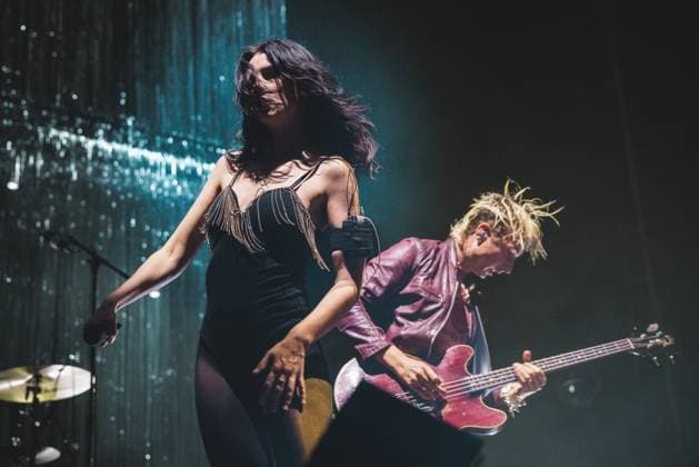 Wolf Alice live in Copenhagen, DenmarK Copenhagen, Denmark. 06th, November 2025. The British alternative rock band Wolf Alice performs a live concert at KB Hallen at Frederiksberg, Copenhagen. Here singer and musician Ellie Rowsell is seen live on stage. Denmark, Copenhagen  Copyright: xGonzalesxPhoto PeterxTroestx