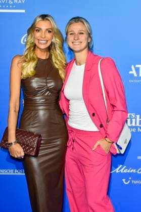 abb MtsDoubtfire- Annika Gassner mit Britta Heidemann zu Gast auf dem blauen Teppich bei der Premiere Mrs.Doubtfire Der Neue Musical Hit im Capitol Theater am 06.11.2025 in Duesseldorf NRW Deutschland