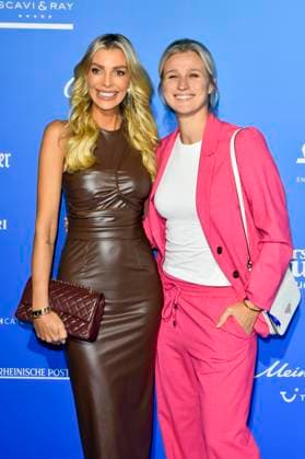 abb MtsDoubtfire- Annika Gassner mit Britta Heidemann zu Gast auf dem blauen Teppich bei der Premiere Mrs.Doubtfire Der Neue Musical Hit im Capitol Theater am 06.11.2025 in Duesseldorf NRW Deutschland