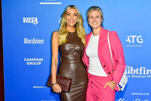 abb MtsDoubtfire- Annika Gassner mit Britta Heidemann zu Gast auf dem blauen Teppich bei der Premiere Mrs.Doubtfire Der Neue Musical Hit im Capitol Theater am 06.11.2025 in Duesseldorf NRW Deutschland