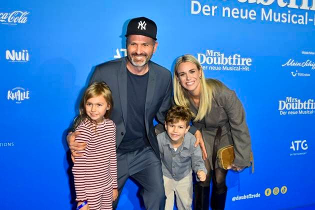 abb MtsDoubtfire- Sandra Kuhn, Kristof Kuhn, Leni Kuhn, Carl Leo Kuhn zu Gast auf dem blauen Teppich bei der Premiere Mrs.Doubtfire Der Neue Musical Hit im Capitol Theater am 06.11.2025 in Duesseldorf NRW Deutschland