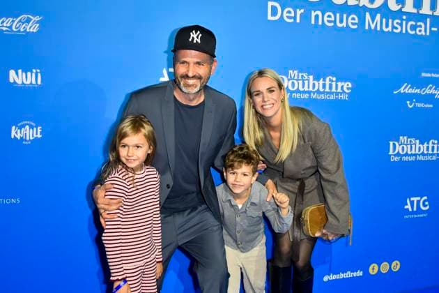 abb MtsDoubtfire- Sandra Kuhn, Kristof Kuhn, Leni Kuhn, Carl Leo Kuhn zu Gast auf dem blauen Teppich bei der Premiere Mrs.Doubtfire Der Neue Musical Hit im Capitol Theater am 06.11.2025 in Duesseldorf NRW Deutschland