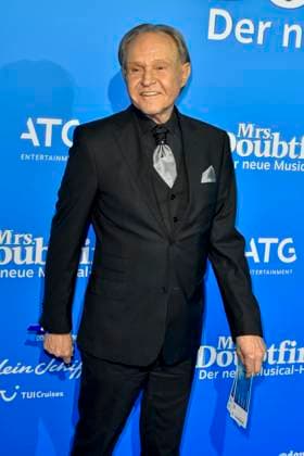abb MtsDoubtfire- Georg Preusse (Mary) zu Gast auf dem blauen Teppich bei der Premiere Mrs.Doubtfire Der Neue Musical Hit im Capitol Theater am 06.11.2025 in Duesseldorf NRW Deutschland