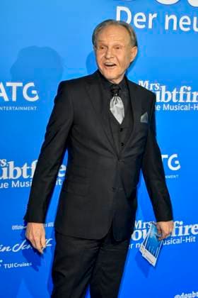 abb MtsDoubtfire- Georg Preusse (Mary) zu Gast auf dem blauen Teppich bei der Premiere Mrs.Doubtfire Der Neue Musical Hit im Capitol Theater am 06.11.2025 in Duesseldorf NRW Deutschland
