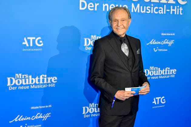 abb MtsDoubtfire- Georg Preusse (Mary) zu Gast auf dem blauen Teppich bei der Premiere Mrs.Doubtfire Der Neue Musical Hit im Capitol Theater am 06.11.2025 in Duesseldorf NRW Deutschland