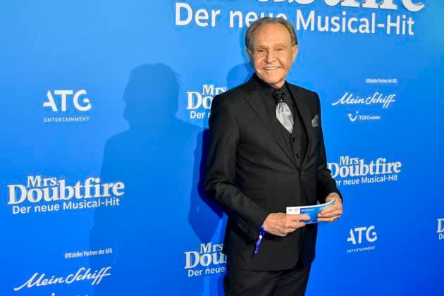 abb MtsDoubtfire- Georg Preusse (Mary) zu Gast auf dem blauen Teppich bei der Premiere Mrs.Doubtfire Der Neue Musical Hit im Capitol Theater am 06.11.2025 in Duesseldorf NRW Deutschland