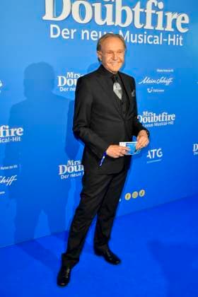 abb MtsDoubtfire- Georg Preusse (Mary) zu Gast auf dem blauen Teppich bei der Premiere Mrs.Doubtfire Der Neue Musical Hit im Capitol Theater am 06.11.2025 in Duesseldorf NRW Deutschland