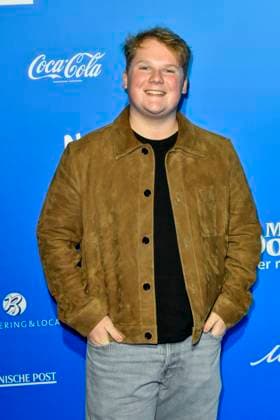 abb MtsDoubtfire- Julius Weckauf Schauspieler zu Gast auf dem blauen Teppich bei der Premiere Mrs.Doubtfire Der Neue Musical Hit im Capitol Theater am 06.11.2025 in Duesseldorf NRW Deutschland