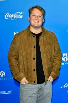 abb MtsDoubtfire- Julius Weckauf Schauspieler zu Gast auf dem blauen Teppich bei der Premiere Mrs.Doubtfire Der Neue Musical Hit im Capitol Theater am 06.11.2025 in Duesseldorf NRW Deutschland