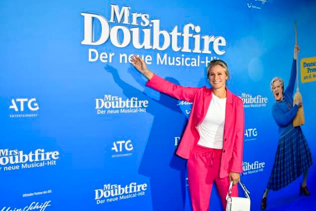 abb MtsDoubtfire- Britta Heidemann ex Fechterin zu Gast auf dem blauen Teppich bei der Premiere Mrs.Doubtfire Der Neue Musical Hit im Capitol Theater am 06.11.2025 in Duesseldorf NRW Deutschland