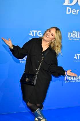 abb MtsDoubtfire- Lisa Feller Saengerin zu Gast auf dem blauen Teppich bei der Premiere Mrs.Doubtfire Der Neue Musical Hit im Capitol Theater am 06.11.2025 in Duesseldorf NRW Deutschland