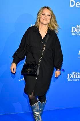 abb MtsDoubtfire- Lisa Feller Saengerin zu Gast auf dem blauen Teppich bei der Premiere Mrs.Doubtfire Der Neue Musical Hit im Capitol Theater am 06.11.2025 in Duesseldorf NRW Deutschland