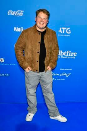 abb MtsDoubtfire- Julius Weckauf Schauspieler zu Gast auf dem blauen Teppich bei der Premiere Mrs.Doubtfire Der Neue Musical Hit im Capitol Theater am 06.11.2025 in Duesseldorf NRW Deutschland
