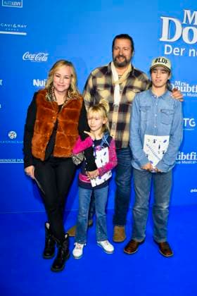 abb MtsDoubtfire- Dorkas Kiefer, Sascha Hauck, Emmi Hauck, Sam Hauck Familie zu Gast auf dem blauen Teppich bei der Premiere Mrs.Doubtfire Der Neue Musical Hit im Capitol Theater am 06.11.2025 in Duesseldorf NRW Deutschland