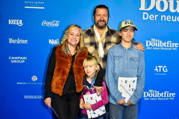 abb MtsDoubtfire- Dorkas Kiefer, Sascha Hauck, Emmi Hauck, Sam Hauck Familie zu Gast auf dem blauen Teppich bei der Premiere Mrs.Doubtfire Der Neue Musical Hit im Capitol Theater am 06.11.2025 in Duesseldorf NRW Deutschland