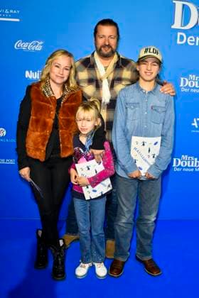 abb MtsDoubtfire- Dorkas Kiefer, Sascha Hauck, Emmi Hauck, Sam Hauck Familie zu Gast auf dem blauen Teppich bei der Premiere Mrs.Doubtfire Der Neue Musical Hit im Capitol Theater am 06.11.2025 in Duesseldorf NRW Deutschland