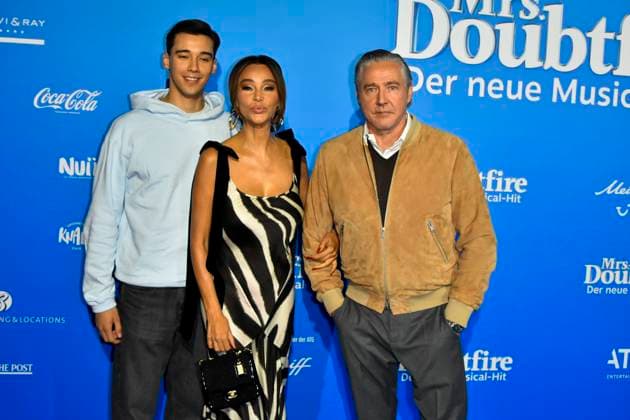 abb MtsDoubtfire- San Diego Verona Pooth Franjo Pooth Familie Sohn Vater Mutter zu Gast auf dem blauen Teppich bei der Premiere Mrs.Doubtfire Der Neue Musical Hit im Capitol Theater am 06.11.2025 in Duesseldorf NRW Deutschland