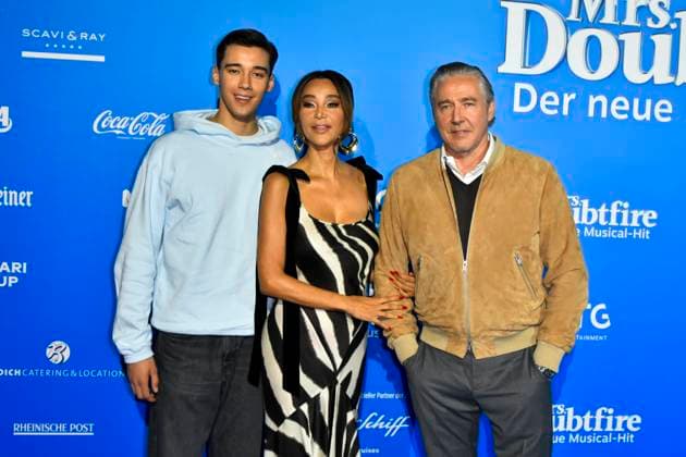abb MtsDoubtfire- San Diego Verona Pooth Franjo Pooth Familie Sohn Vater Mutter zu Gast auf dem blauen Teppich bei der Premiere Mrs.Doubtfire Der Neue Musical Hit im Capitol Theater am 06.11.2025 in Duesseldorf NRW Deutschland